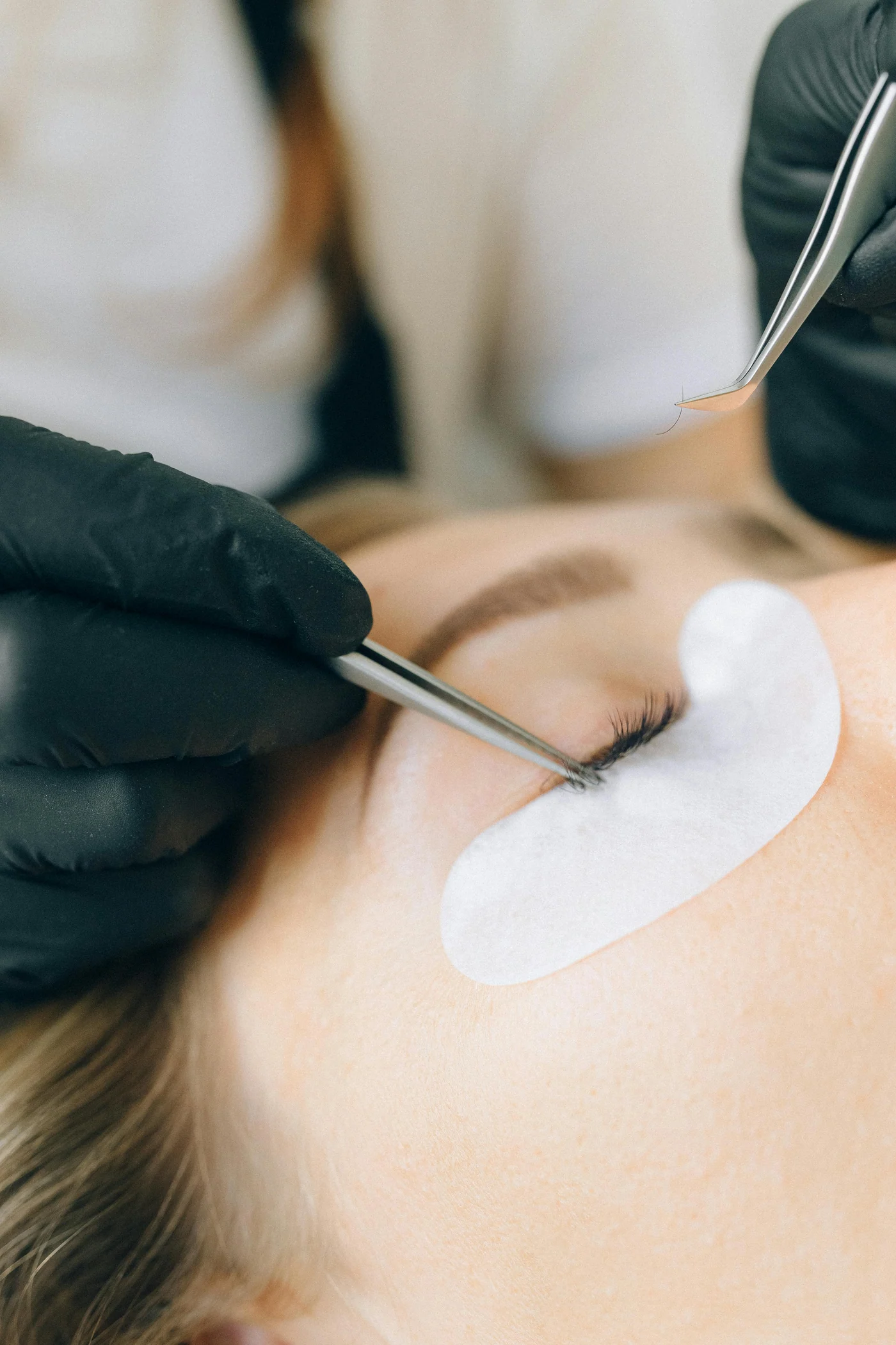 Процедура нарощення вій у beauty-студії